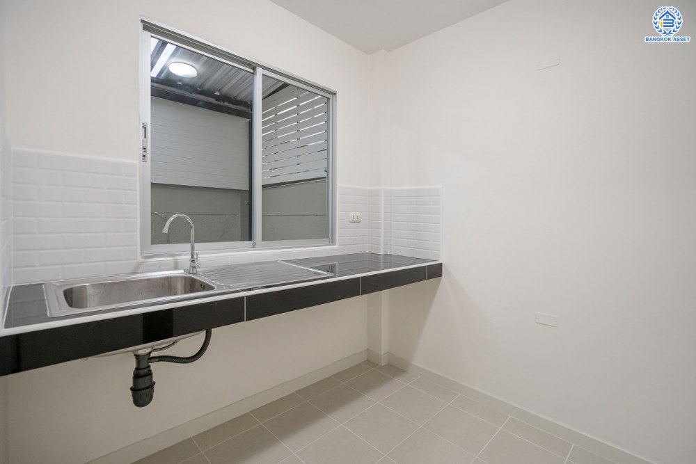 บ้านมือสองตกแต่งใหม่ โครงการ ลุมพินีทาวน์วิลล์ ราชพฤกษ์-นครอินทร์ เนื้อที่ 17.5 ตร.ว. ฟังก์ชัน 3 ห้องนอน 2 ห้องน้ำ 1 ที่จอดรถ บรรยากาศโครงการมีความเป็นส่วนตัว หน้าบ้านไม่ชนใคร พร้อมสิ่งอำนวยความสะดวกโครงการครบครัน บนทำเลดีเชื่อมต่อเข้าเมืองได้ง่าย ทั้งถนนราชพฤกษ์ ถนนนครอินทร์ จุดขึ้นทางด่วน "ศรีรัช"